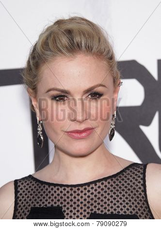 LOS ANGELES - MAY 30:  ANNA PAQUIN arrives to 