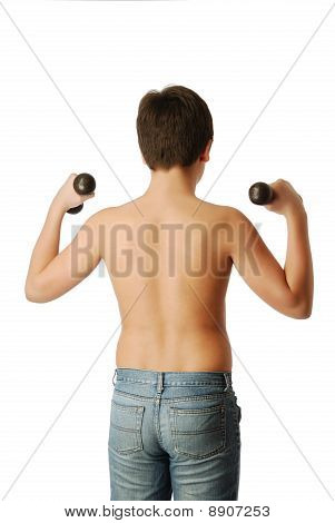 Genç çocuk Dumbbells ile çalışmaları yapıyor.
