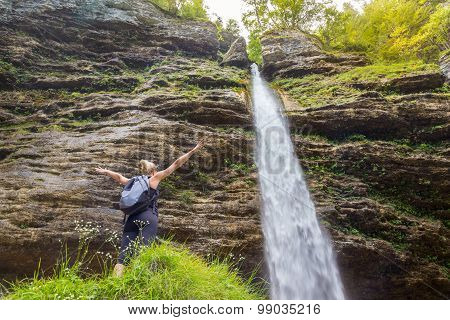 Active sporty woman relaxing in beautiful nature.