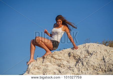 woman blonde woman descends from the high mountains boitsya phob
