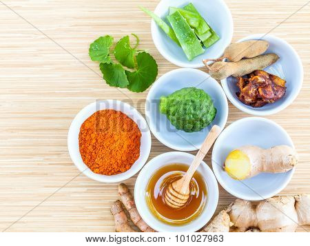 Homemade Natural Facial Toner That For Softens, Smoothes,cleanses The Skin In Bowls With Tamarind,ho