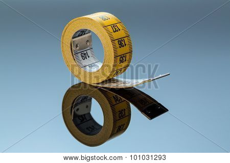 yellow tape measure, symbolfoto for diet control and precision