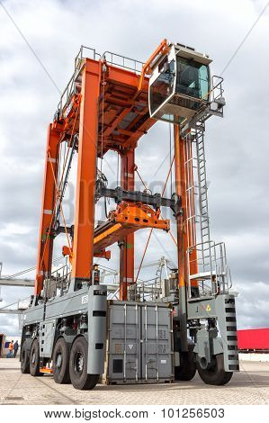 Straddle Carrier
