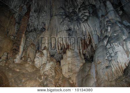 Stalaktity, stalagmity a stalagmaty