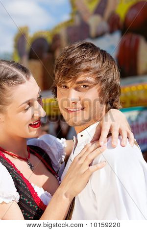Casal em pessoa Dult ou Oktoberfest