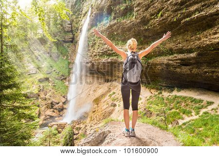 Active sporty woman relaxing in beautiful nature.