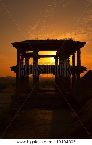 Sonnenuntergang Silhouette eines Tempels, Hampi.