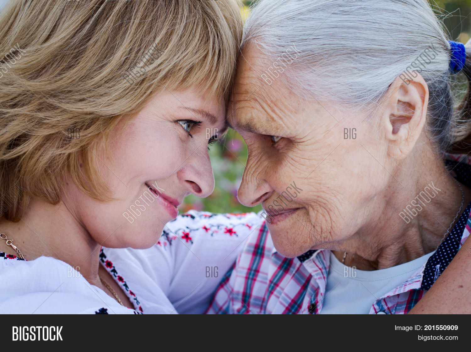 только мама статус. мать и взрослая дочь. свекровь и невеста. мама и взрослая дочка. мама морщинки твои поцелую слушать.