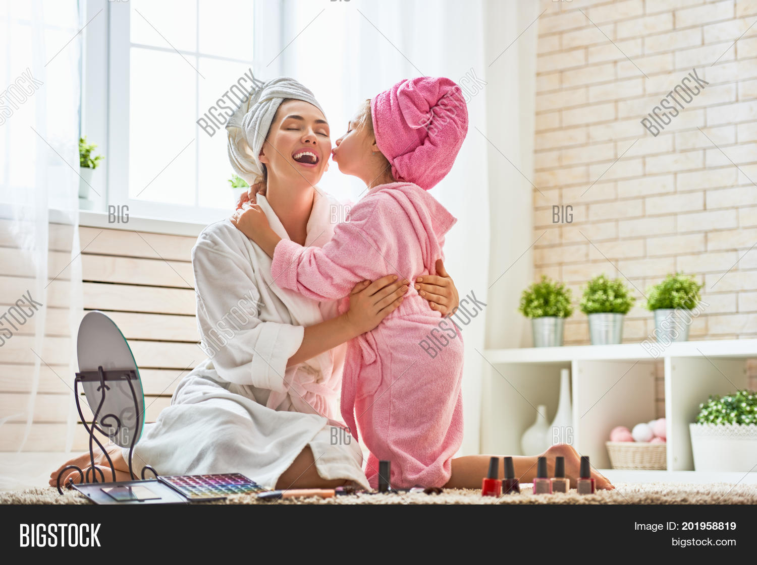 Дочь в халате. Молодая мама с дочкой в ванной. Фотосессия в халате и полотенце с дочкой. Мама в халатике и сын. Мама в халатике и сын.