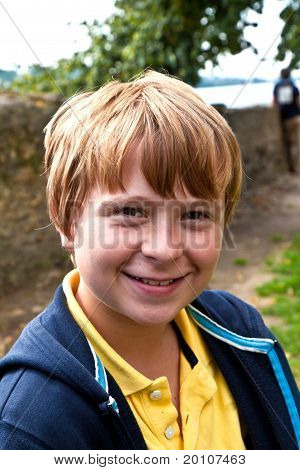 Retrato de sorridente menino feliz