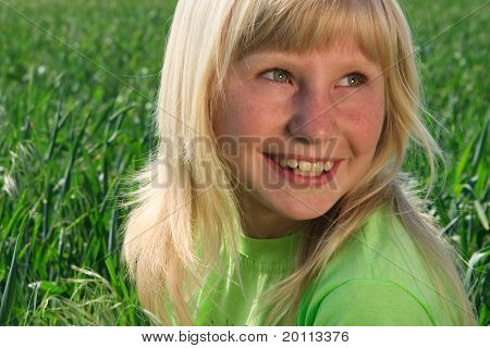 giovane ragazza felice