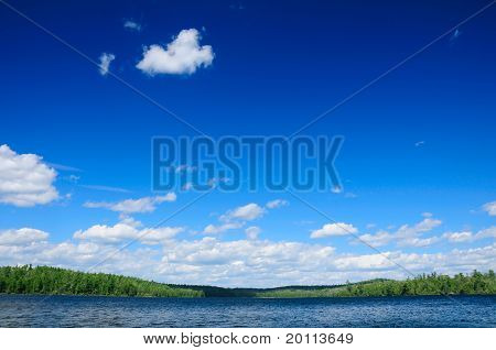 蓝蓝的天空，在荒野中