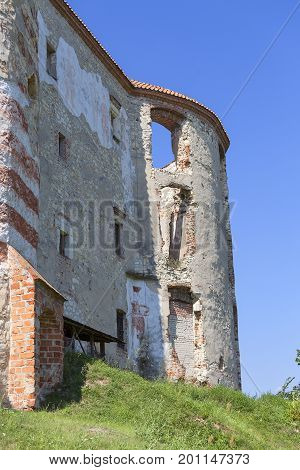 JANOWIEC - POLAND AUGUST 9 2017: View on ruins of 16th century renaissance castle. In 1975 the object was bought by the Museum of Vistula River and since 1993 it has been gradually renovated