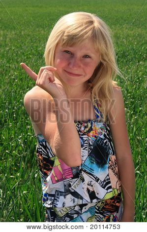 giovane ragazza mostra un dito