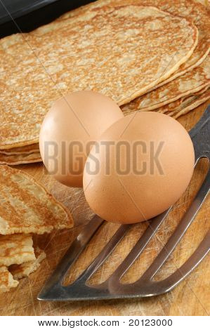 Néhány házi palacsinta, a tojás és a Spatula