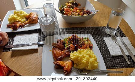 chiken wings with mashed potatoes and salad
