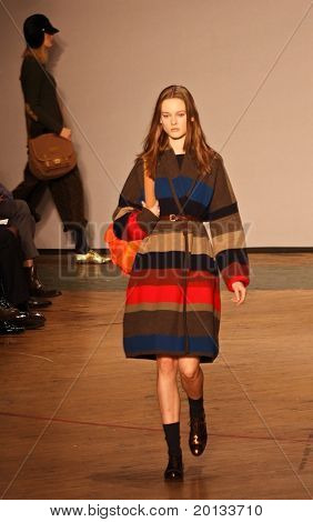 NEW YORK - február 16: Mercedes-Benz FashionWeek bemutatja Marc Jacobs gyűjtemények: a Lexington