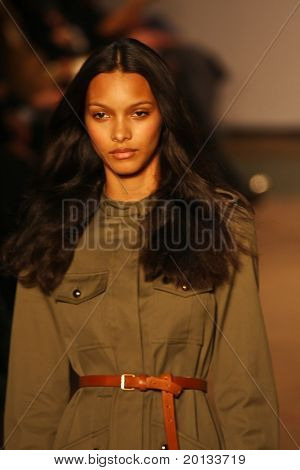 NEW YORK - február 16: Mercedes-Benz FashionWeek bemutatja Marc Jacobs gyűjtemények: a Lexington