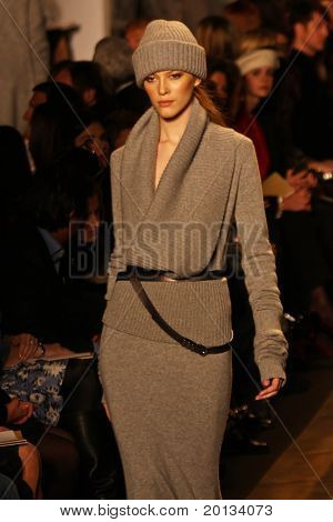 NOVA YORK - 17 de fevereiro: Mercedes-Benz Fashion Week apresenta coleções de Michael Kors em Bryant Park 