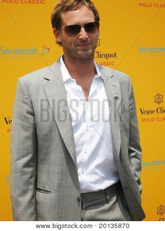NEW YORK - 26. června: Herec Josh Lucas navštěvuje Veuve Clicquot Polo Classic na guvernéra ostrova na