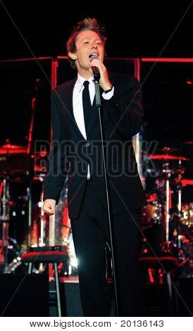 NEW YORK - elokuu 11: Idols runnerup Clay Aiken suorittaa Hammerstein-Ballroom 