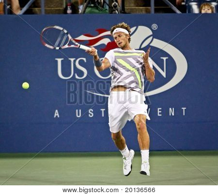FLUSHING, NY - syyskuu: Peter Polansky Kanadan palauttaa volley hänen miehensä yhden ottelun aikana