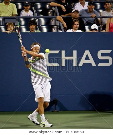 FLUSHING, NY - syyskuu: Peter Polansky Kanadan palauttaa volley hänen miehensä yhden ottelun aikana