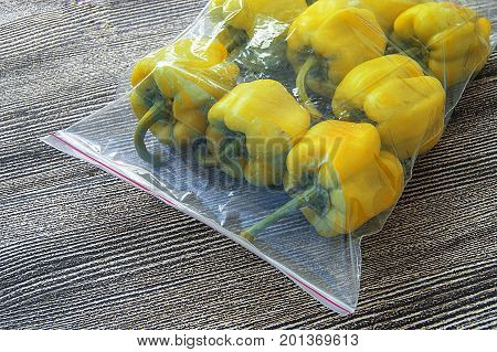 Pictures of stuffed peppers prepared for deep freze
Stuffed peppers placed in a refrigerator bag