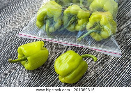 Pictures of stuffed peppers prepared for deep freze
Stuffed peppers placed in a refrigerator bag
