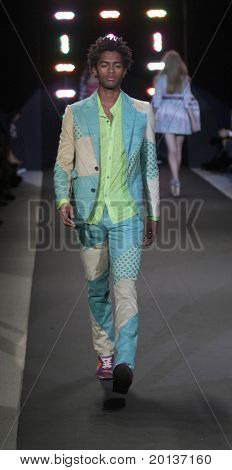 NEW YORK - 12 settembre: Mercedes-Benz Fashion Week presente Custo Barcelona collezioni presso Lincoln C