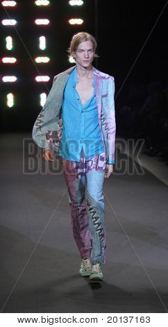 NEW YORK - 12 settembre: Mercedes-Benz Fashion Week presente Custo Barcelona collezioni presso Lincoln C