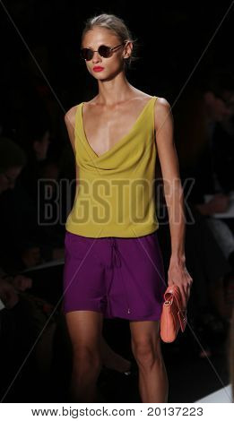 NEW YORK - SEPTEMBER 12: Mercedes-Benz Fashion Week præsenterer Diane Von Furstenberg samlinger på Li