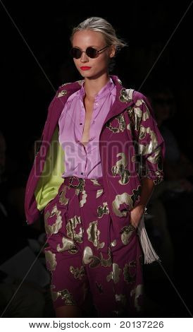NEW YORK - SEPTEMBER 12: Mercedes-Benz Fashion Week præsenterer Diane Von Furstenberg samlinger på Li