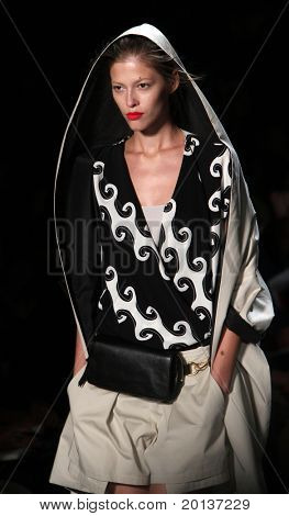 NEW YORK - SEPTEMBER 12: Mercedes-Benz Fashion Week præsenterer Diane Von Furstenberg samlinger på Li