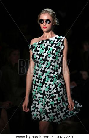 NEW YORK - SEPTEMBER 12: Mercedes-Benz Fashion Week præsenterer Diane Von Furstenberg samlinger på Li