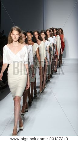 New York 12. September: Mercedes Benz Fashion Week präsentiert Trias Sammlungen im Lincoln Center auf 