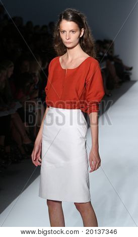 NEW YORK - SEPTEMBER 12: Mercedes-Benz Fashion Week präsentiert Trias Sammlungen im Lincoln Center auf 