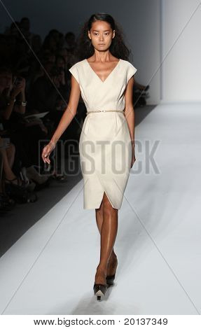 NEW YORK - SEPTEMBER 12: Mercedes-Benz Fashion Week präsentiert Trias Sammlungen im Lincoln Center auf 
