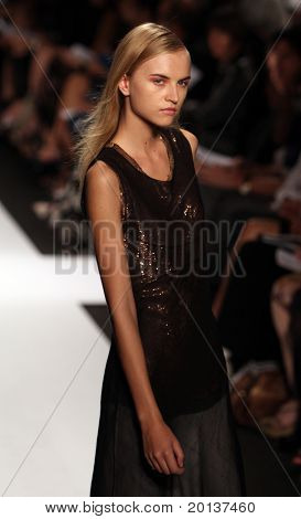 NEW YORK - 14 Eylül: Mercedes-Benz Moda Haftası sunar Narciso Rodriguez koleksiyon Lincol