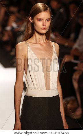 NEW YORK - 14 Eylül: Mercedes-Benz Moda Haftası sunar Narciso Rodriguez koleksiyon Lincol