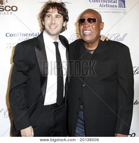 NEW YORK - 21 Ekim: Josh Groban ve Sam melek top 2010, Gabrielle Angel tarafından barındırılan katılmak Moore