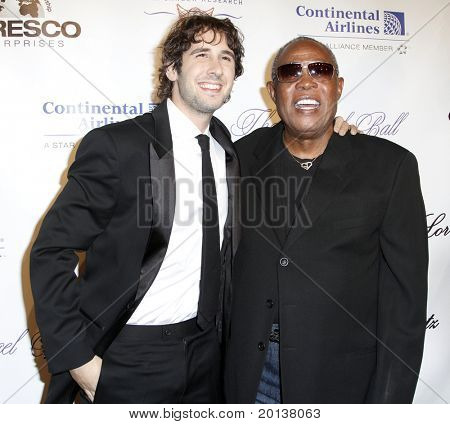 NEW YORK - 21 Ekim: Şarkıcı Josh Groban ve Sam melek top 2010, Gabrielle tarafından barındırılan katılmak Moore'