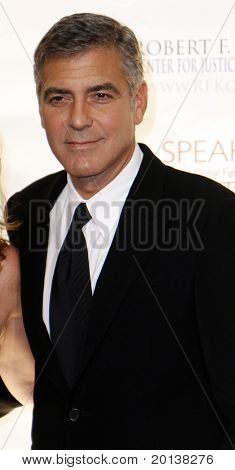 NEW YORK - 17. listopadu: George Clooney navštěvuje Robert F. Kennedy Center pro spravedlnost a lidská Ri