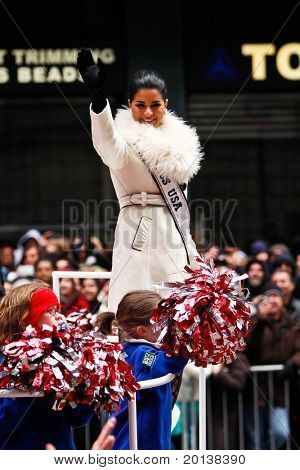 NEW YORK - 25 novembre: Miss USA Rima Fakih frequenta l'84a di Macy Thanksgiving Day Parade su Novem