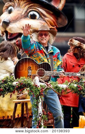 Nowy Jork - 25 listopada: Piosenkarka Arlo Guthrie uczestniczy w celebracji Macy's Thanksgiving Day Parade w Novem