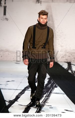 นิวยอร์ก - 12 กุมภาพันธ์: สัปดาห์แฟชั่นเมอร์เซเดส-เบนซ์นำเสนอชุด G Star RAW ที่ลินคอล์น Cente
