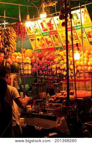 Bangkok, smoothie maker Khao Sun Road Streetfood, Thailand
