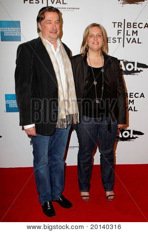 นิวยอร์ก - 20 เมษายน: Geoff Gilmore และ Nancy Schafer เข้าทุกคืนวันเปิดของ 