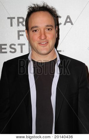 NEW YORK - 21 aprile: Greg Bello frequenta la premiere di TriBeCa Film Festival 2011 di 