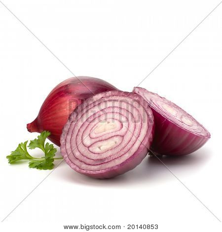 Rot in Scheiben geschnitten, Zwiebeln und frische Petersilie-Stilleben, isolated on white background